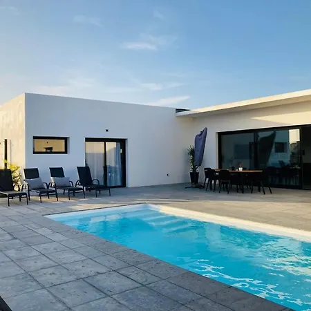 Tempo Stylish 3 Bedroom With Pool *